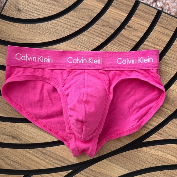 Calvin Klein - Picture 3 of 5